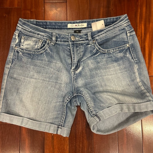 Love X Nation Women’s Size 10 Denim Short Embroidered Pockets. - Picture 4 of 7
